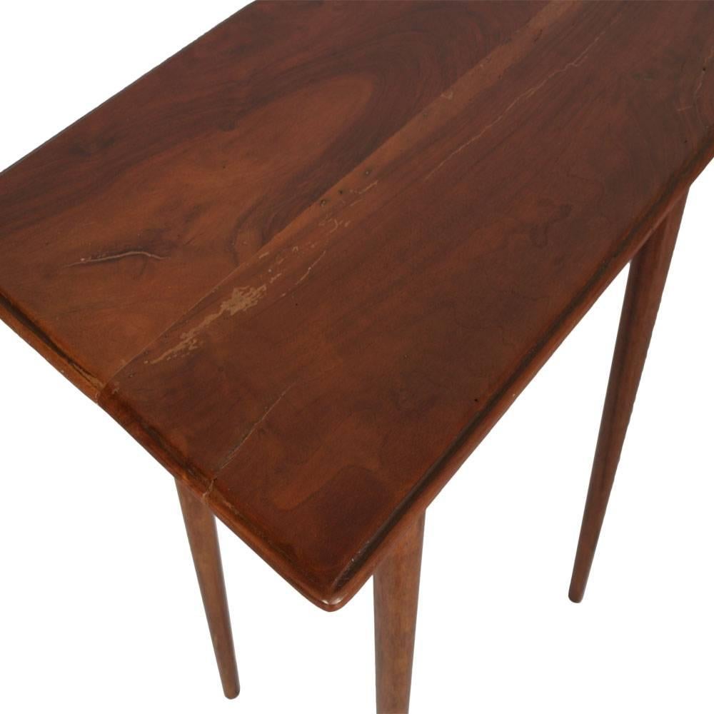 Elegante mesa auxiliar o de servicio italiana de mediados de siglo en nogal macizo, época años 40, estilo Gio Ponti
Pulido a la laca

Medidas cm: H 78, W 75, D 43.