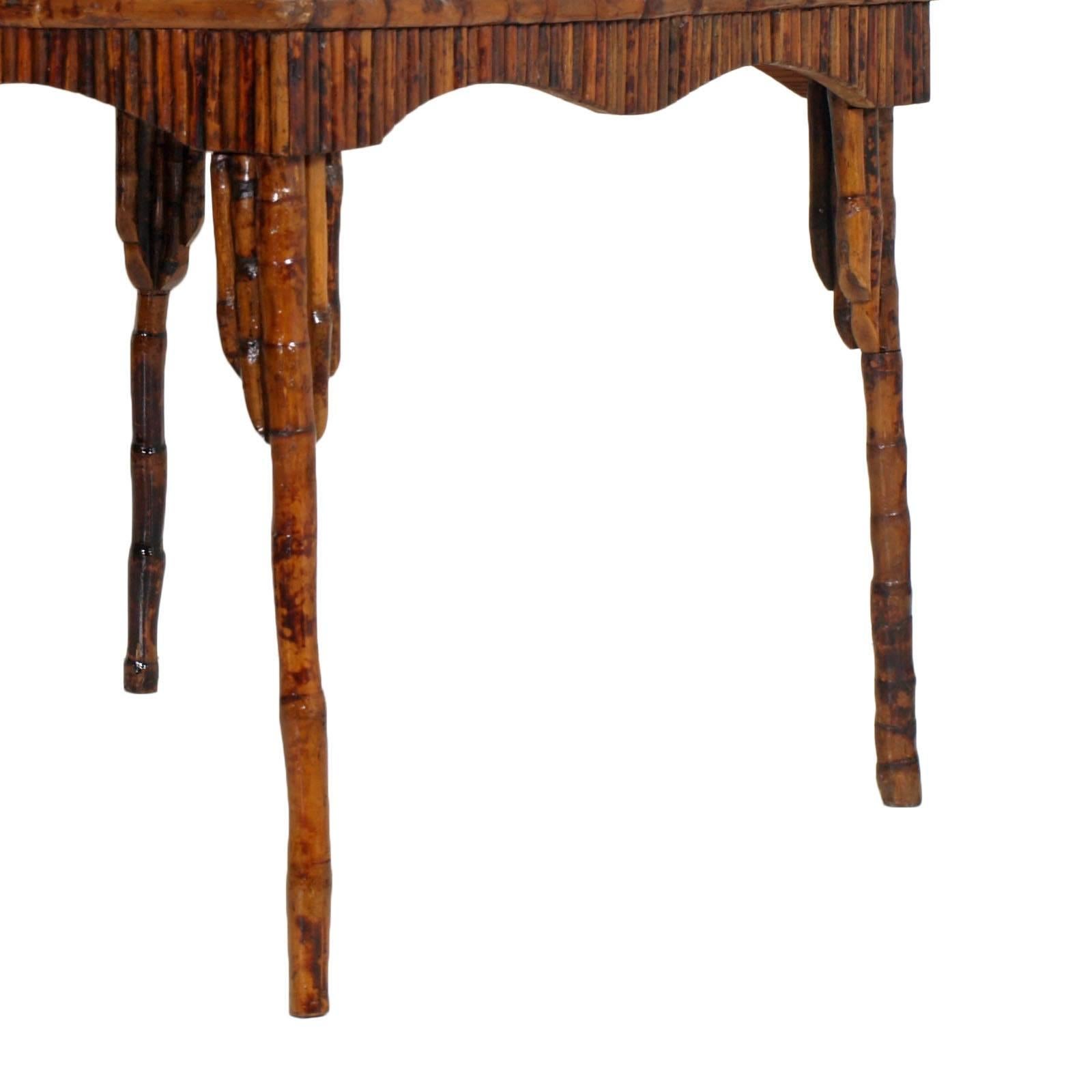 Precious Art Deco Chinoiserie Table from the 1920s, in beech wood hand-carved  In Good Condition For Sale In Vigonza, Padua
