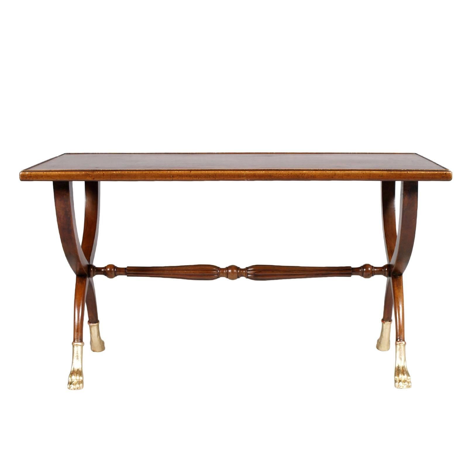 Magnifique table basse centrale Art déco, façon Gio Ponti, pieds en forme de félin sculptés à la main et appliqués à la feuille d'or

Mesures : H 55 x L 99 x P 54.