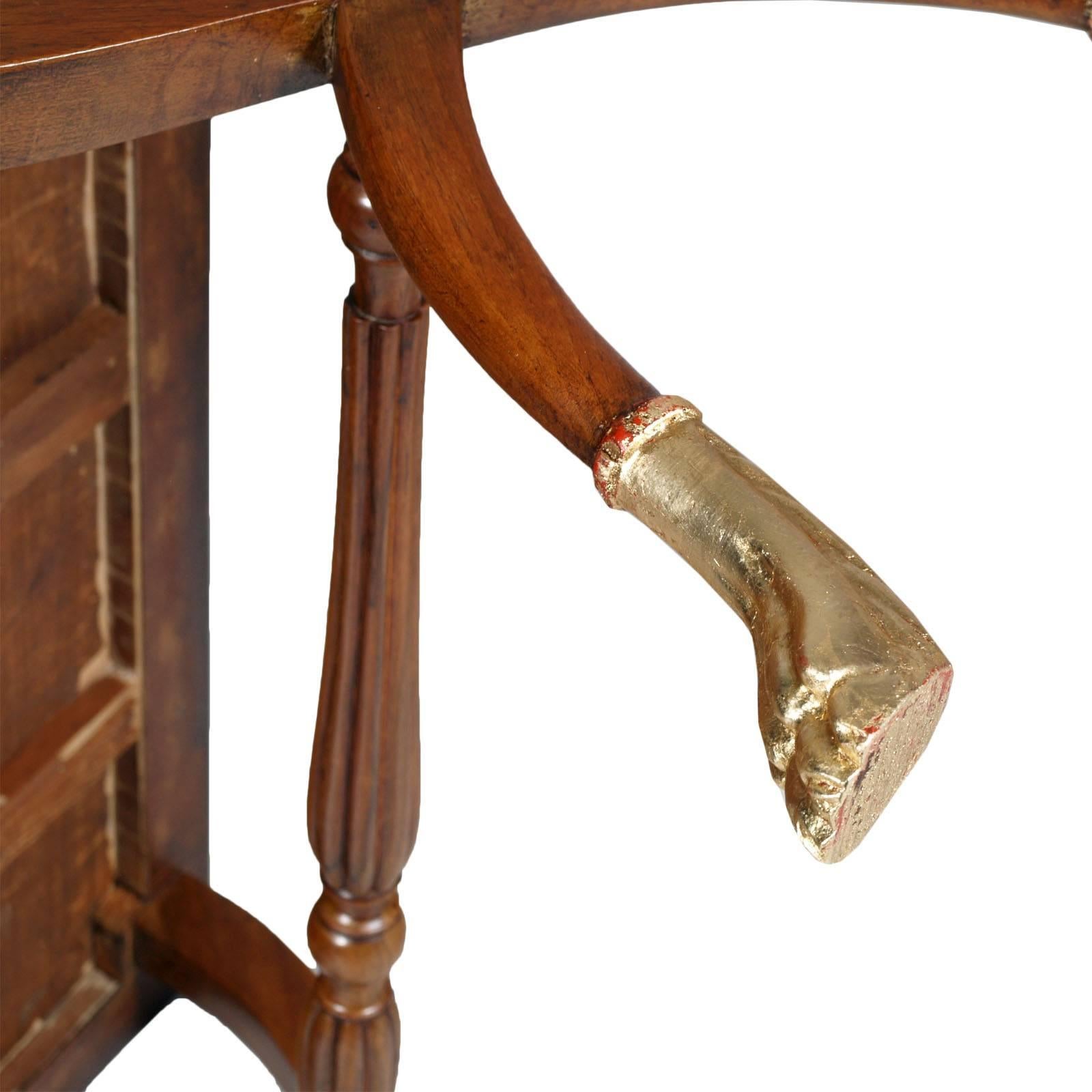 Noyer Table basse de centre de table Art déco, style Gio Ponti, pieds sculptés à la main avec feuilles d'or en vente
