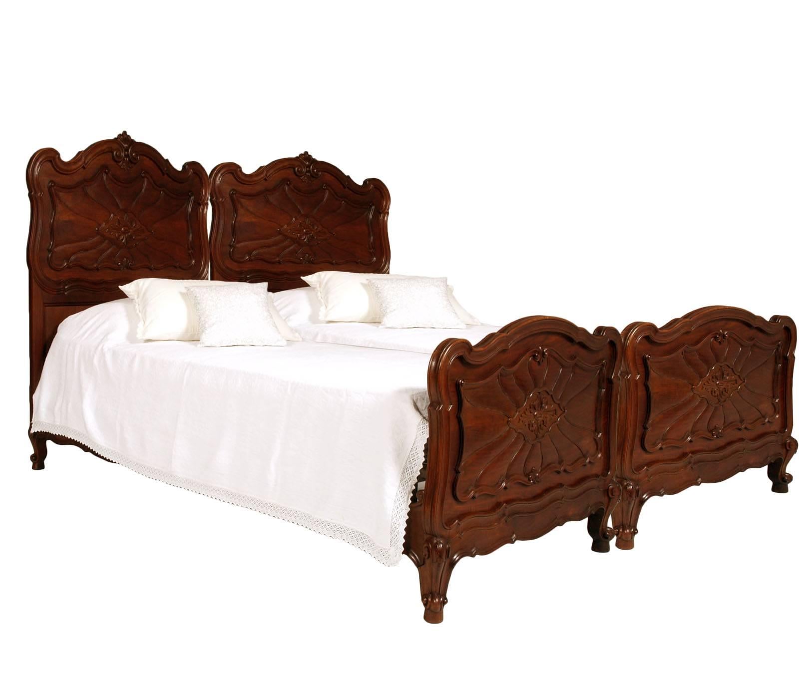 Complete bedroom late 19th century superb Italy Baroque massive with beautifully carved floral motifs walnut. (Eclectic style)
with wardrobe, pair of twin beds with nets, drawers with mirror and pair of nightstands.

Measure in cm:
Beds H