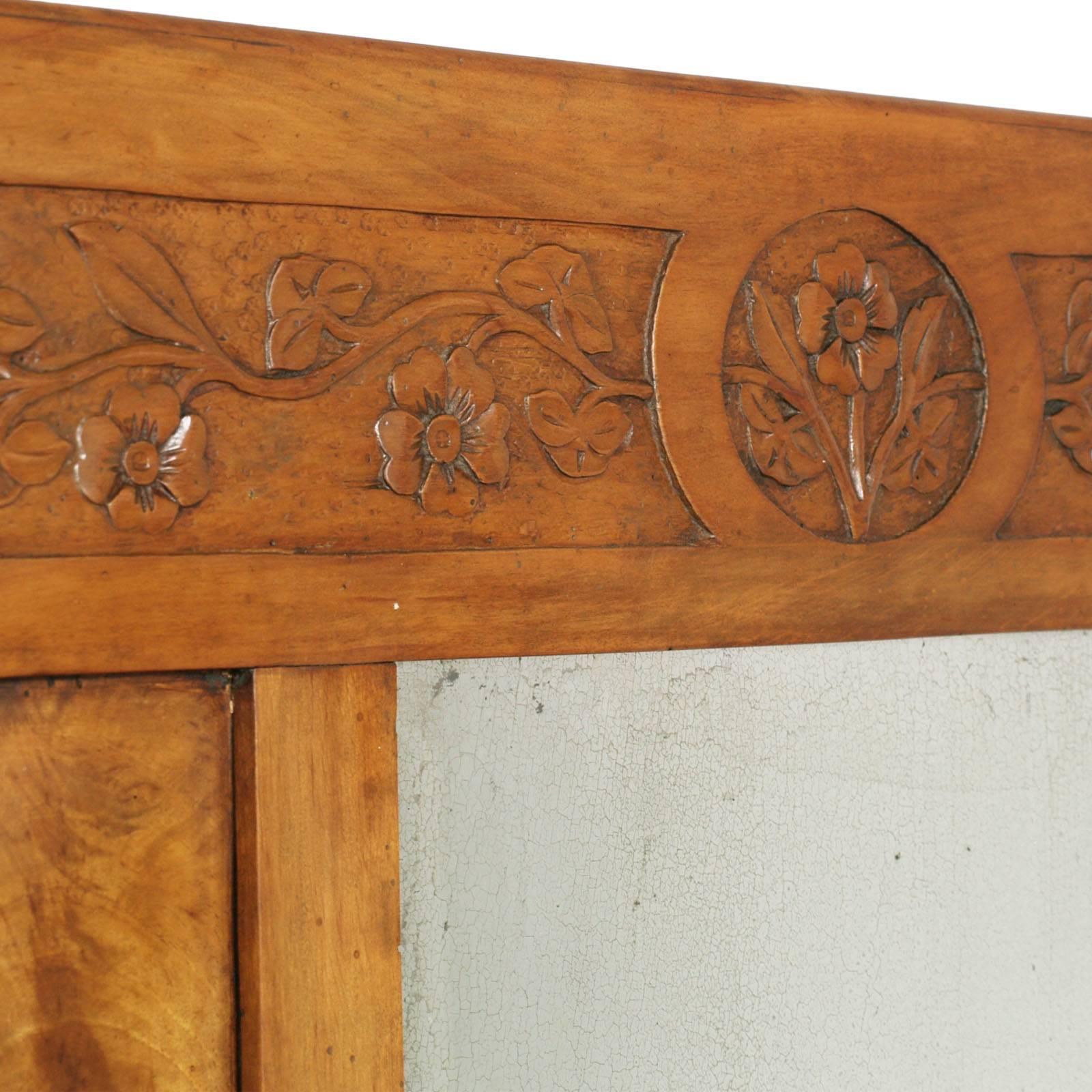 Art Nouveau Specchio da parete Art Carved in noce biondo intagliato a mano con mensola e due cassetti in vendita