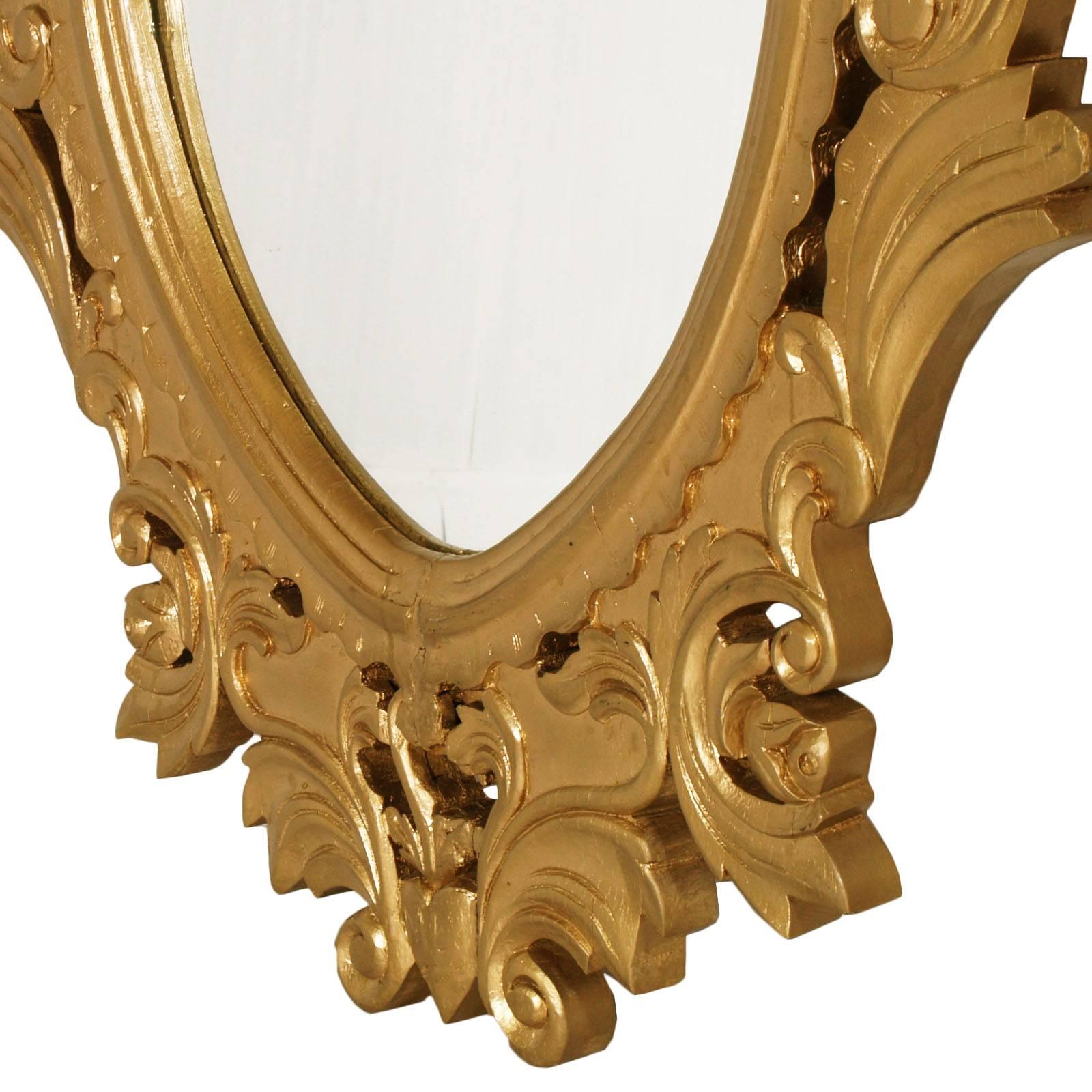 Baroque Miroir baroque du 18ème siècle en bois doré sculpté à la main, de forme massive arabe en vente