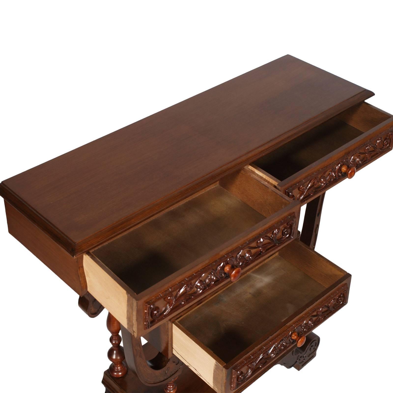 Console de cabinet particulièrement néo-gothique en noyer et noyer tourné et appliqué, sculptée à la main, avec trois tiroirs pratiques.

Mesures en cm : H 83 x L 97 x P 30.