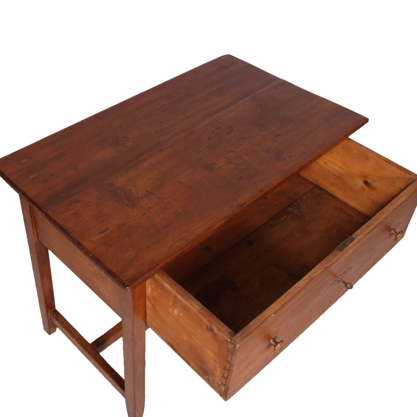 Antique country farm work desk in solid pine of the early 20th century
In excellent condition, Restored and polished to wax

Measure in cm: H 78, W 101, D 60.