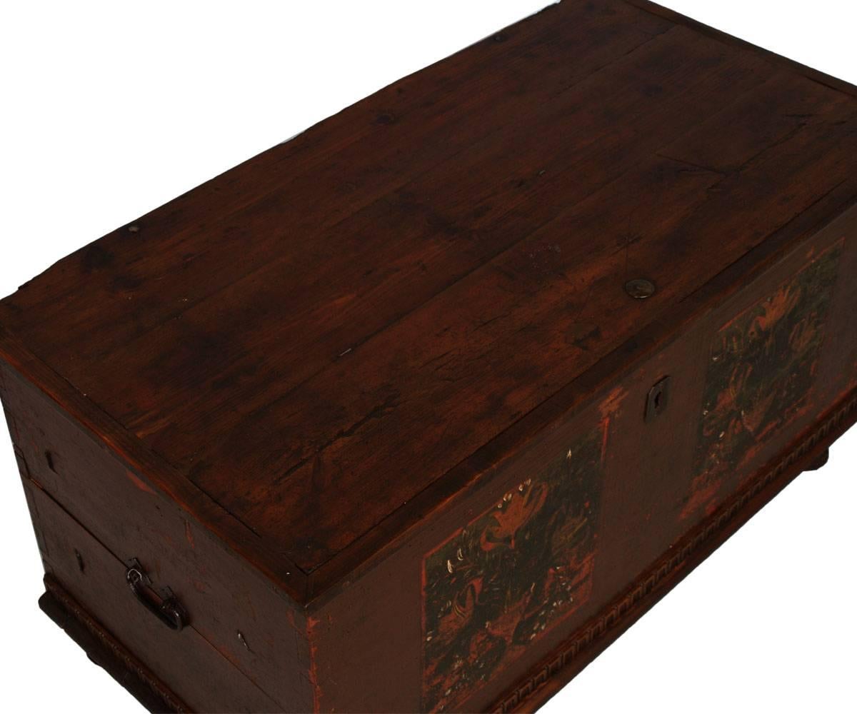 Antique  tyrolean chest trunk in solid larch of the 18th century decorated with hand painted .
Great old charm of this chest with a nice patina

Measures cm: H 60 W 113 D 63.