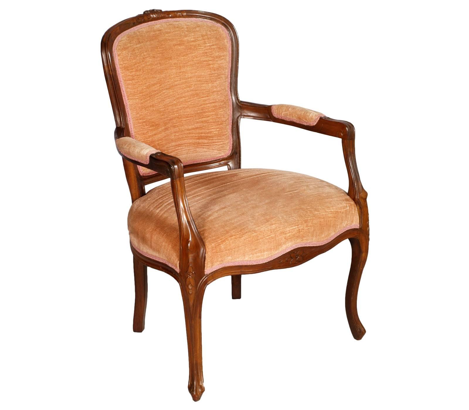Fauteuils Art Nouveau Vénitien Italien du début du 20ème siècle en Noyer sculpté à la main, polis à la cire.
Tapisserie originale en velours rose antique encore utilisable

Mesures en cm : H 8742 x L 62 x P 64.