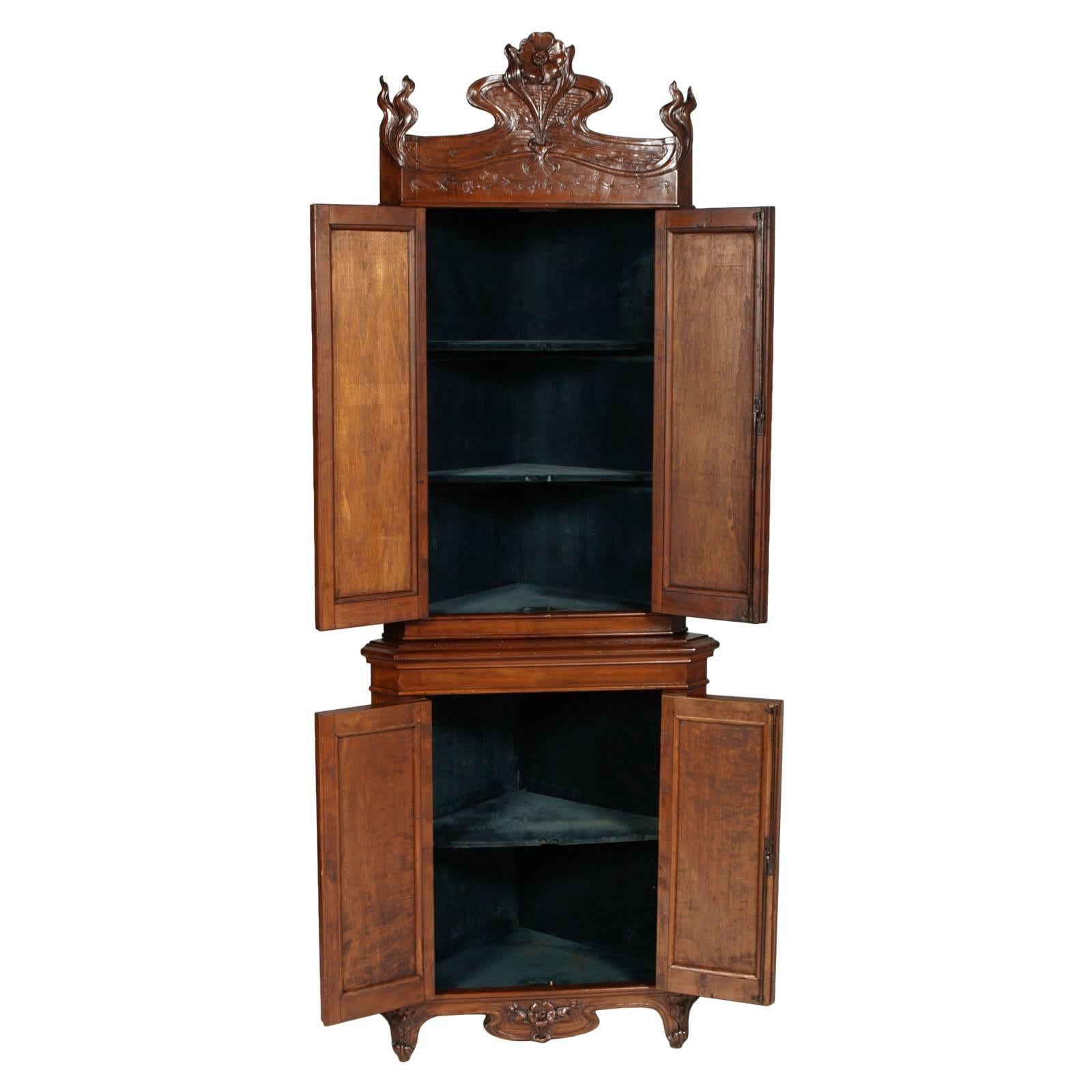 A circa 1890s Art Nouveau corner cabinet with mirror in carved walnut.
A refined work and jewel of the great Venetian sculptor ebanist Vincenzo Cadorin, highly decorated in Europe and in the US.

Measures cm: H 205, W 79, D 54 x 54.

Cadorin