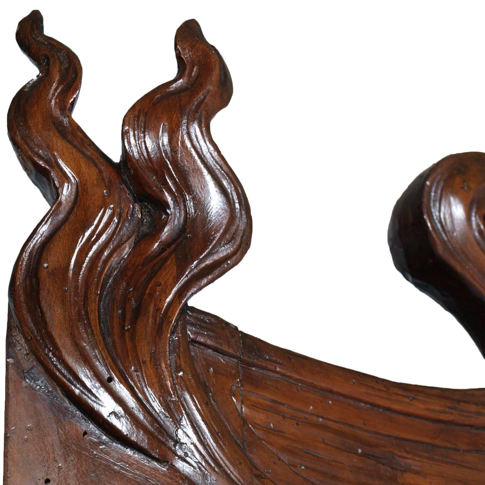 italien Vitrine d'angle sculpturale Art Nouveau en noyer sculpté de Vincenzo Cadorin en vente