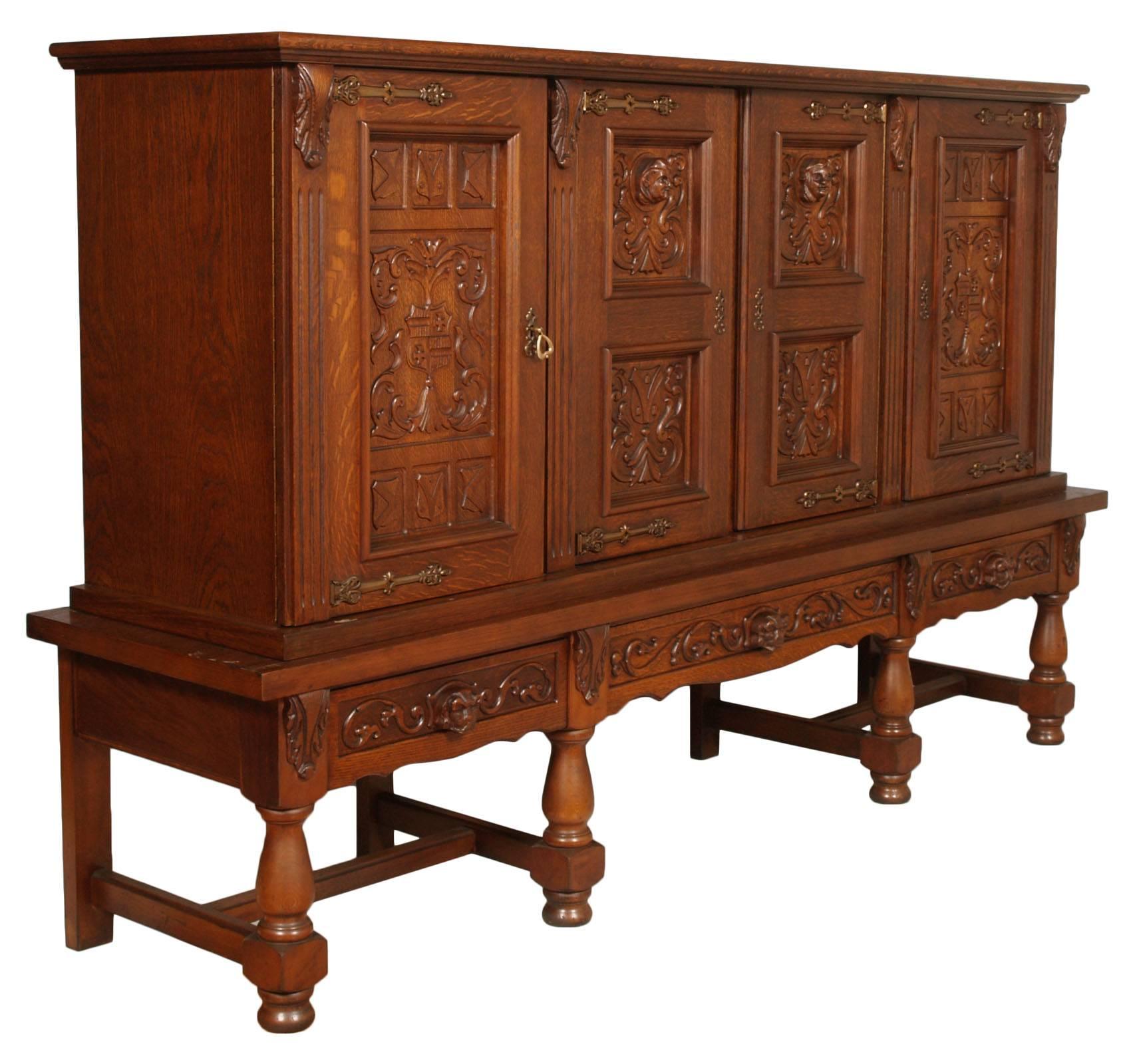 A sculptural carved oak sideboard cabinet bookcase Spanish Renaissance style restored and polished to shellac. In oakwood

Measure cm: H 55/141 x W 232 x D 50/56.