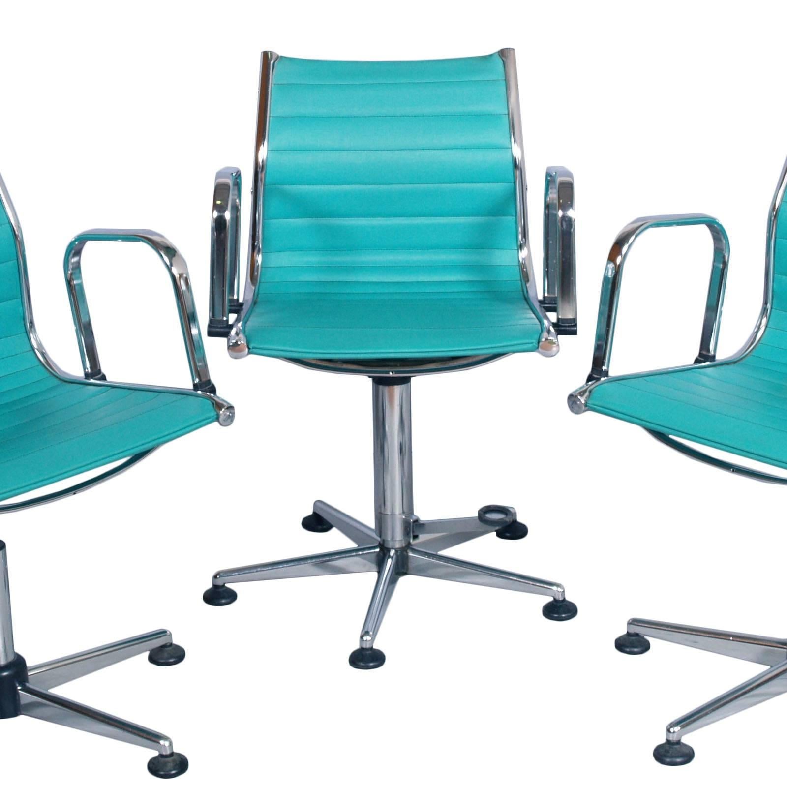 Italian set of 1960s desk chairs, chromed steel. Upholstered turquoise leatherette , two revolving chairs and one revolving with adjustable height by gas-plunger. Good condition
Measure of the two revolving chairs cm: H50/90 W58 D50.
Measure the one