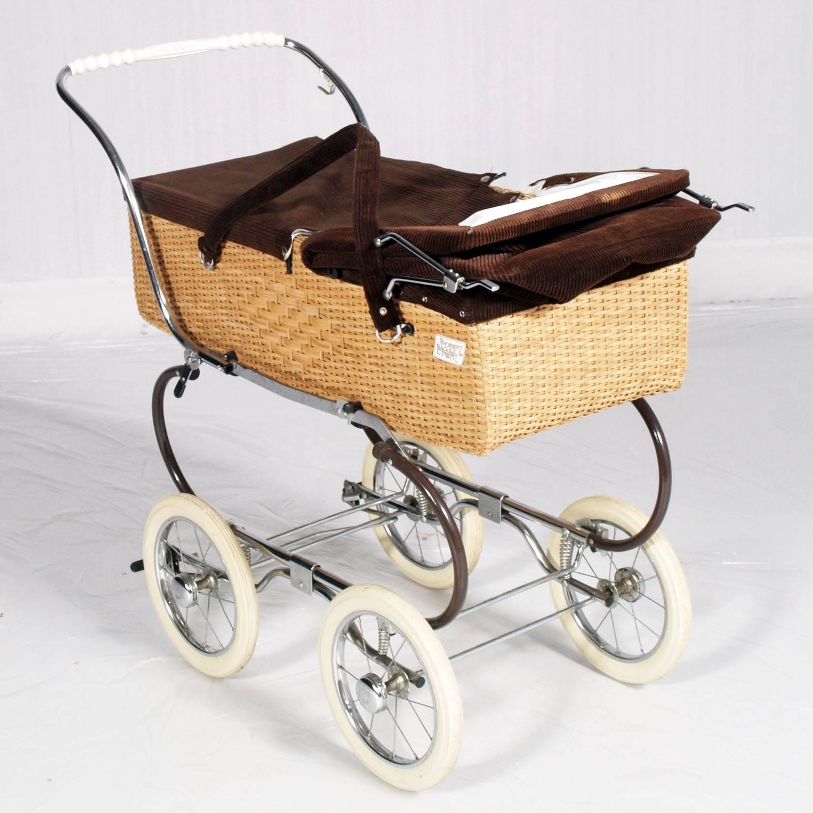 1960s pram baby carriage stroller by Perry Pram steel chromed and wickerwork
Measure cm: H 90/103, W 105, D 50.