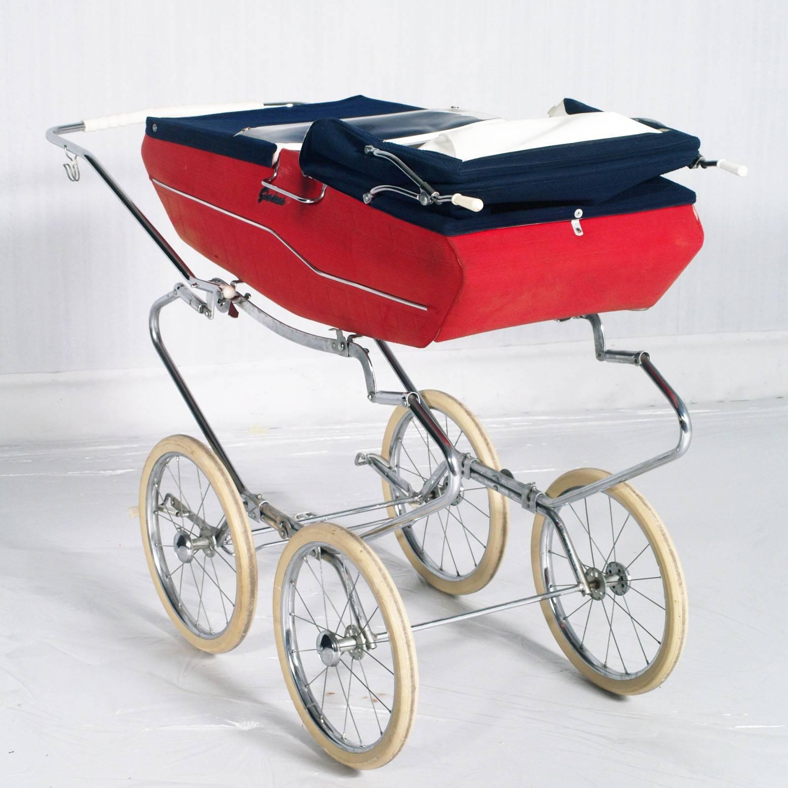 1950s Mid-Century Modern Italian baby carriage pram stroller by Giordani
Excellent conditions

Measures cm: H 86/117 W 120 D 50

The fabulous Giordani pram, an important piece of Italian design from the 1950s.
