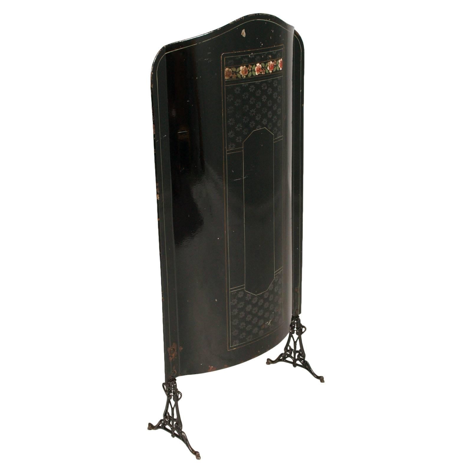Jugendstil-Feuerschirm aus schwarz emailliertem Stahl mit Perlmuttdekor. Beine aus emailliertem Gusseisen.

Maße cm: H 121, B 62, T 23.