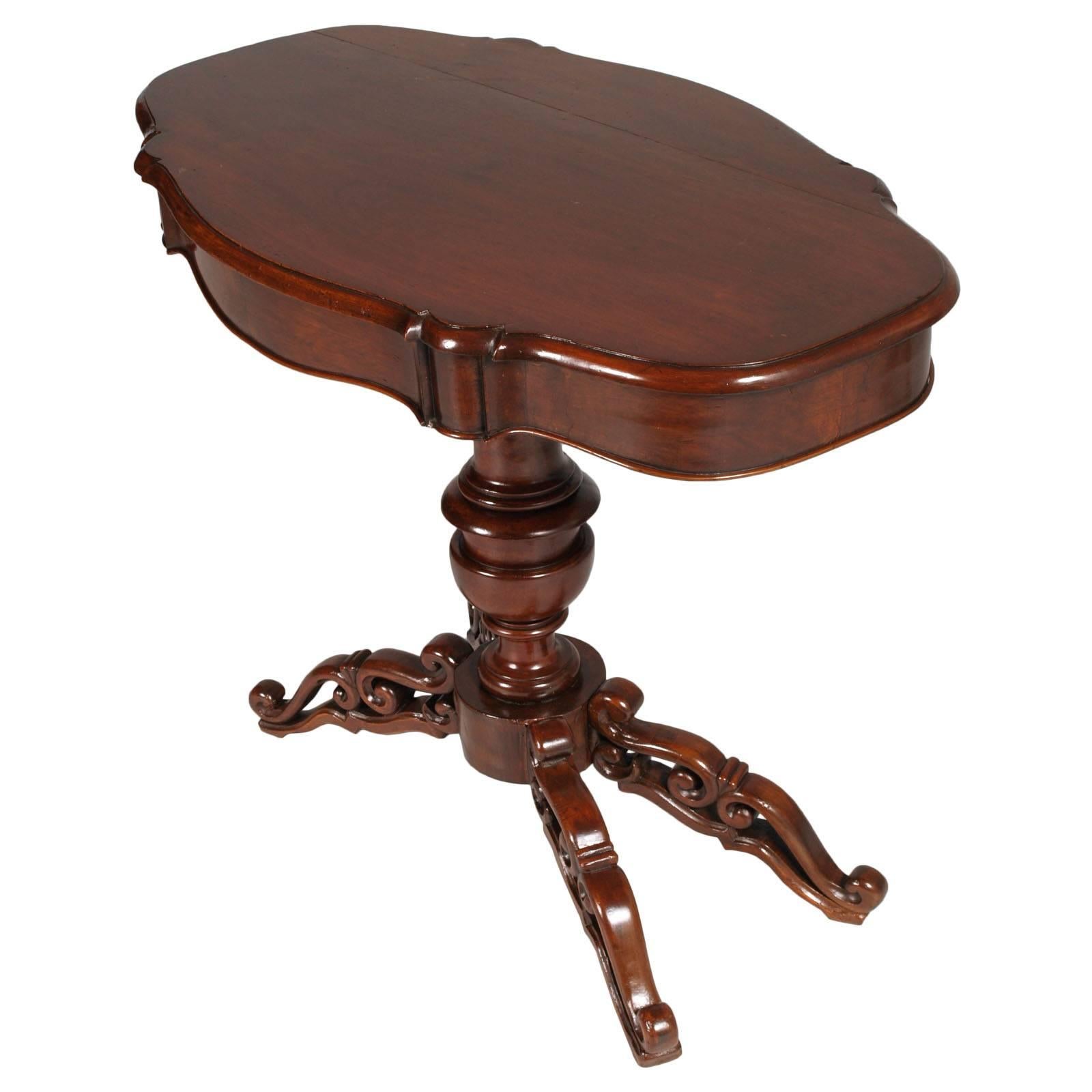 Important 18th century  Baroque  table in hand carved walnut by Cucchi & Sola Ammobigliamenti
Restored and finished to wax . Excellent condition.

Measure cm: H 78 x W 95 x D 54.