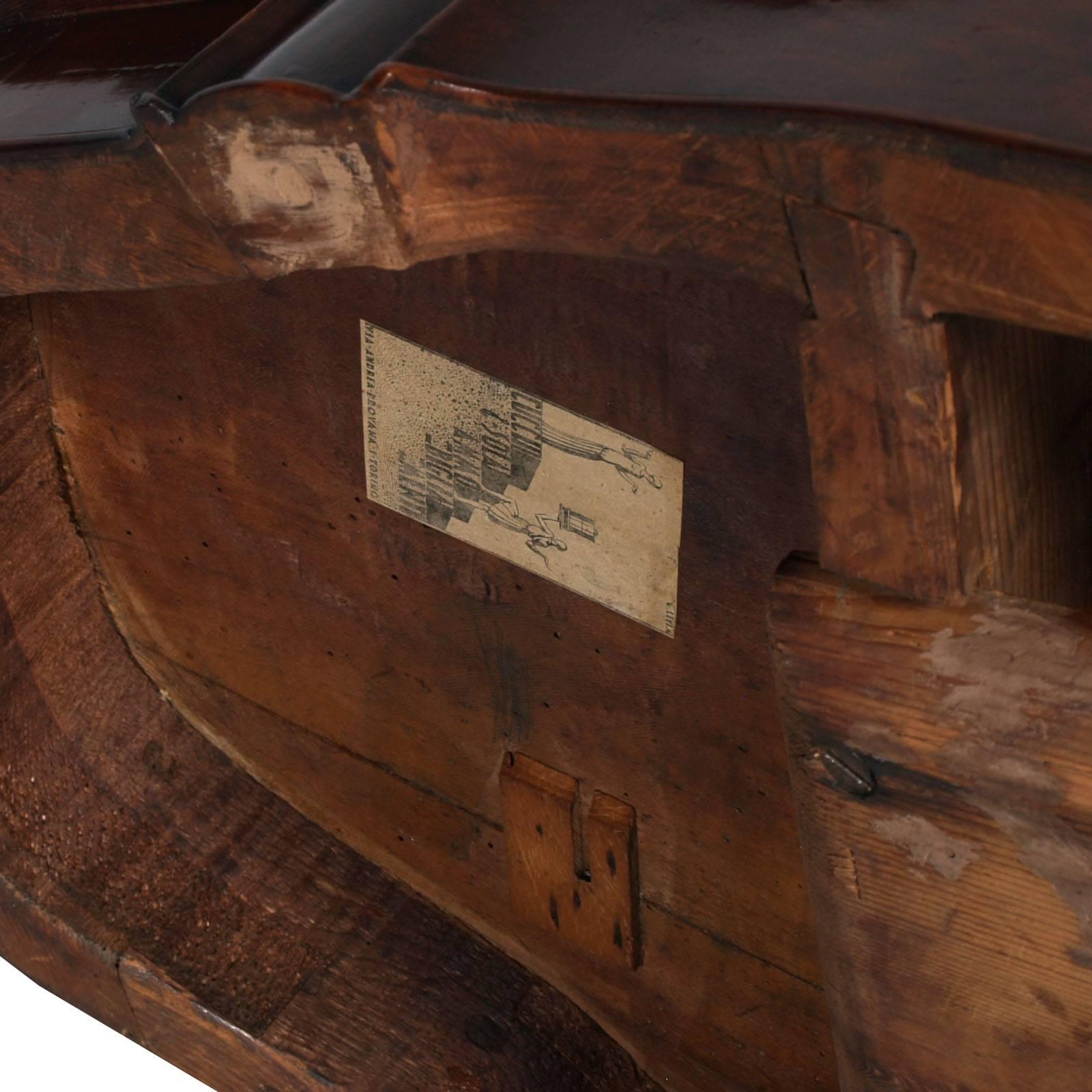 Barocker Tisch aus der Mitte des 18. Jahrhunderts, Nussbaumholz von Cucchi & Sola in Wachsbeschichtung im Angebot 1