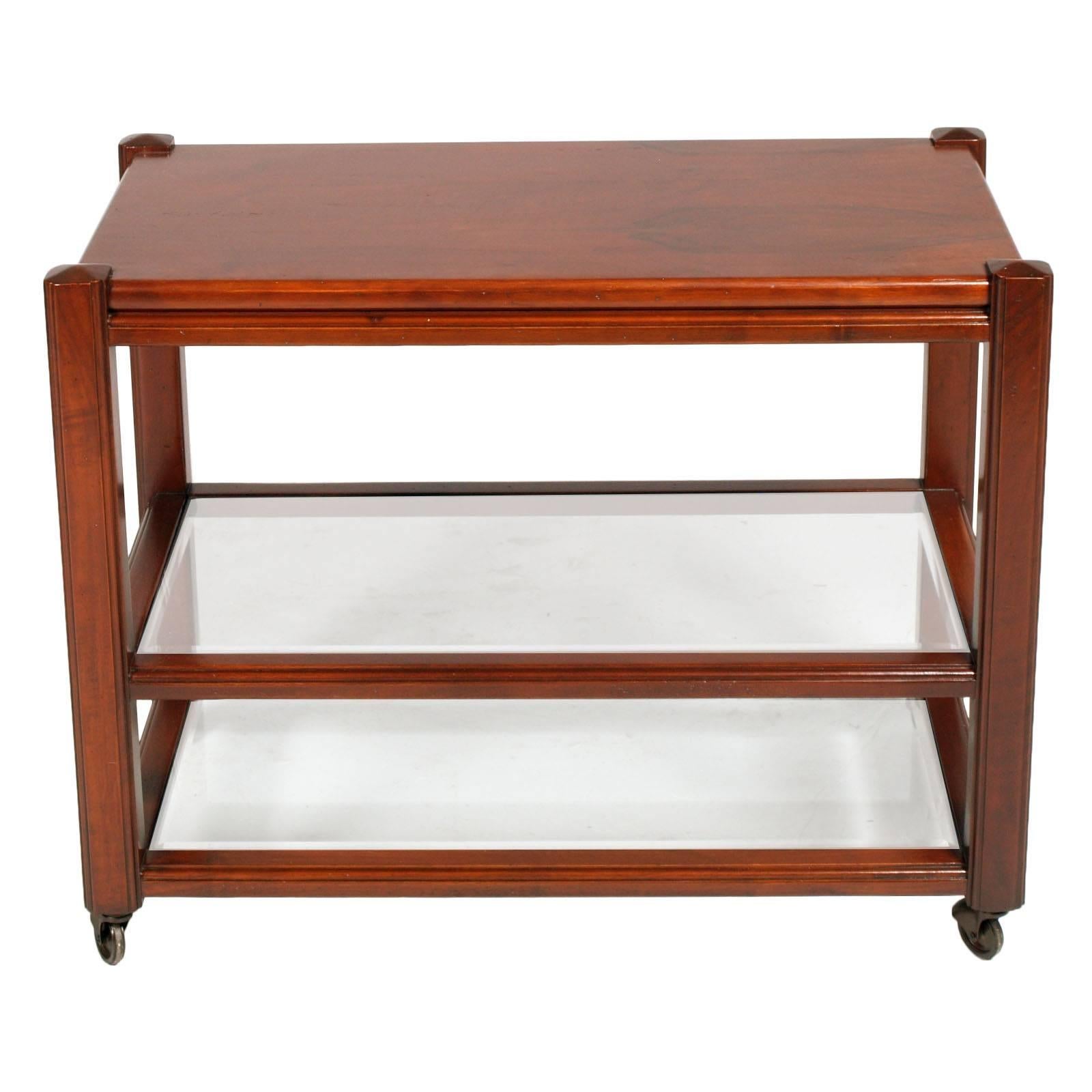 Mid-century modern coffee table bar cart in massive mahogany wood and two crystal shalves by Frattini per Saporiti, 1960s.
Excellent condition.

Measure cm: H 63, W 80, D 46 (Top shelf height 28cm, lower shelf height 18cm).