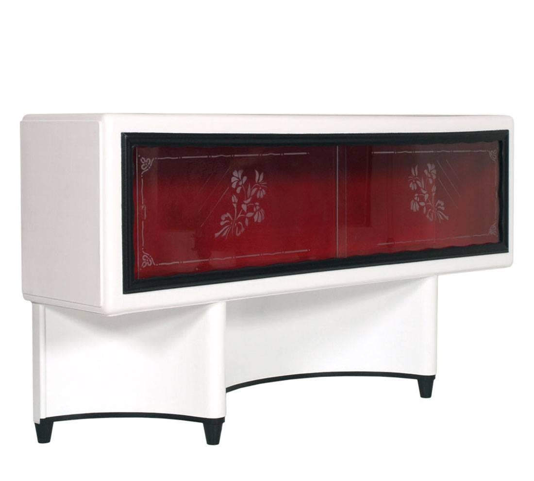 Mid-Century Modern Art Deco vitrine, display-cabinet TV stand, lacquered, period 1950s

Measures cm: H 80 L 147 P 36.