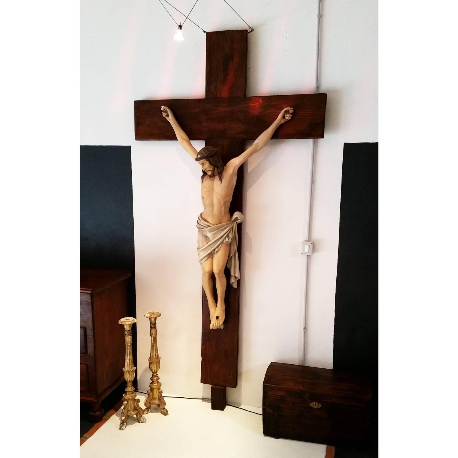 Late 19th century polychrome wood crucifix attributable to Vincenzo Cadorin.
Coming from the private Riviera del Brenta Church Home of aristocratic Venetian family
Good condition

Measures cm: 
Cross H 220 x W 120 x D 4
Christ H 140 x W 80 x D