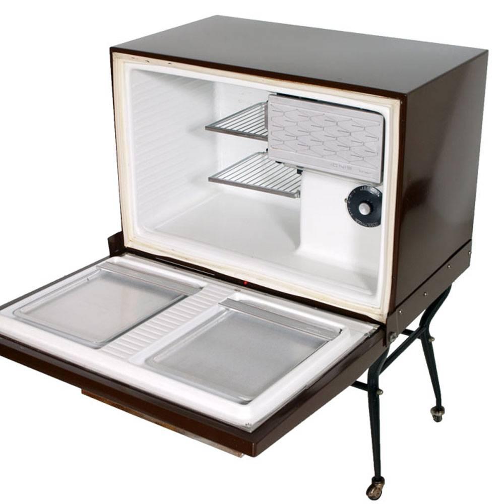 Mid Jahrhundert Wein und Cocktails Bar Kühlschrank Cart Cabinet  . Ico Parisi Designer-Attribut für Ignis . Funktionstüchtig, original und in allen Teilen vollständig.

Maße in cm: H 93 B 70 T 44