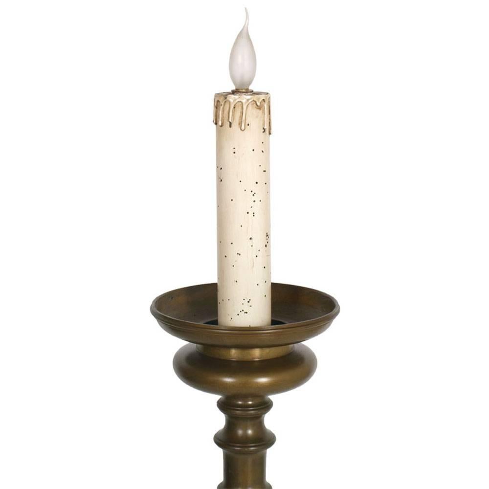 Antique grand candélabre haut en bronze avec armoiries héraldiques de la famille noble d'un bras de Della Torre di Rezzonico. Il est maintenant utilisé comme lampadaire.


Mesures cm : H 140 D 35