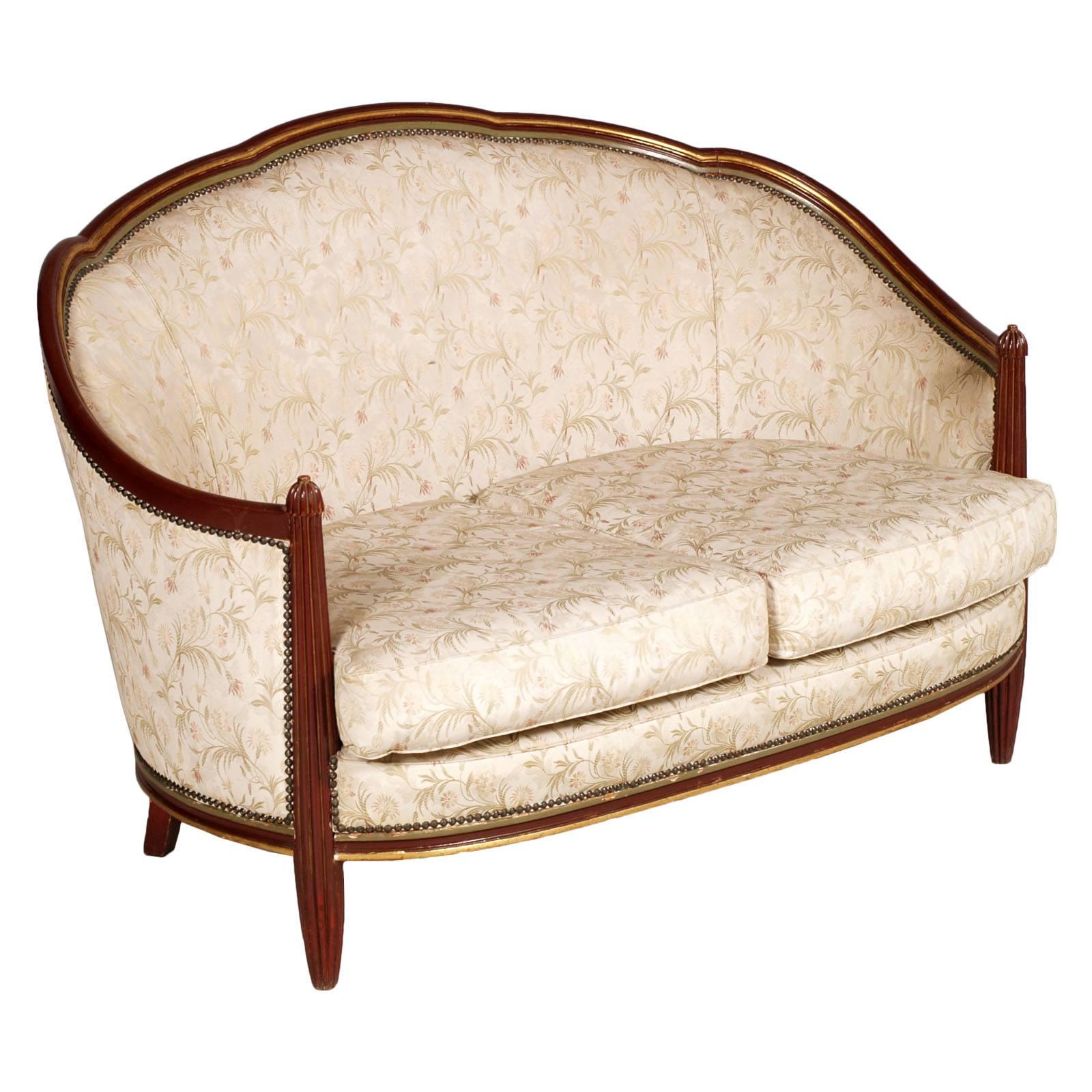 Awesome Loveseat Sofa Art Nouveau Belle Époque, in geschnitztem Nussbaum lackiert und vergoldet. Wir haben die Polsterung desinfiziert; bereit zum Gebrauch
Polsterung in gutem Zustand, noch benutzbar
Wir können, auf Ihre Wahl, eine neue Polsterung