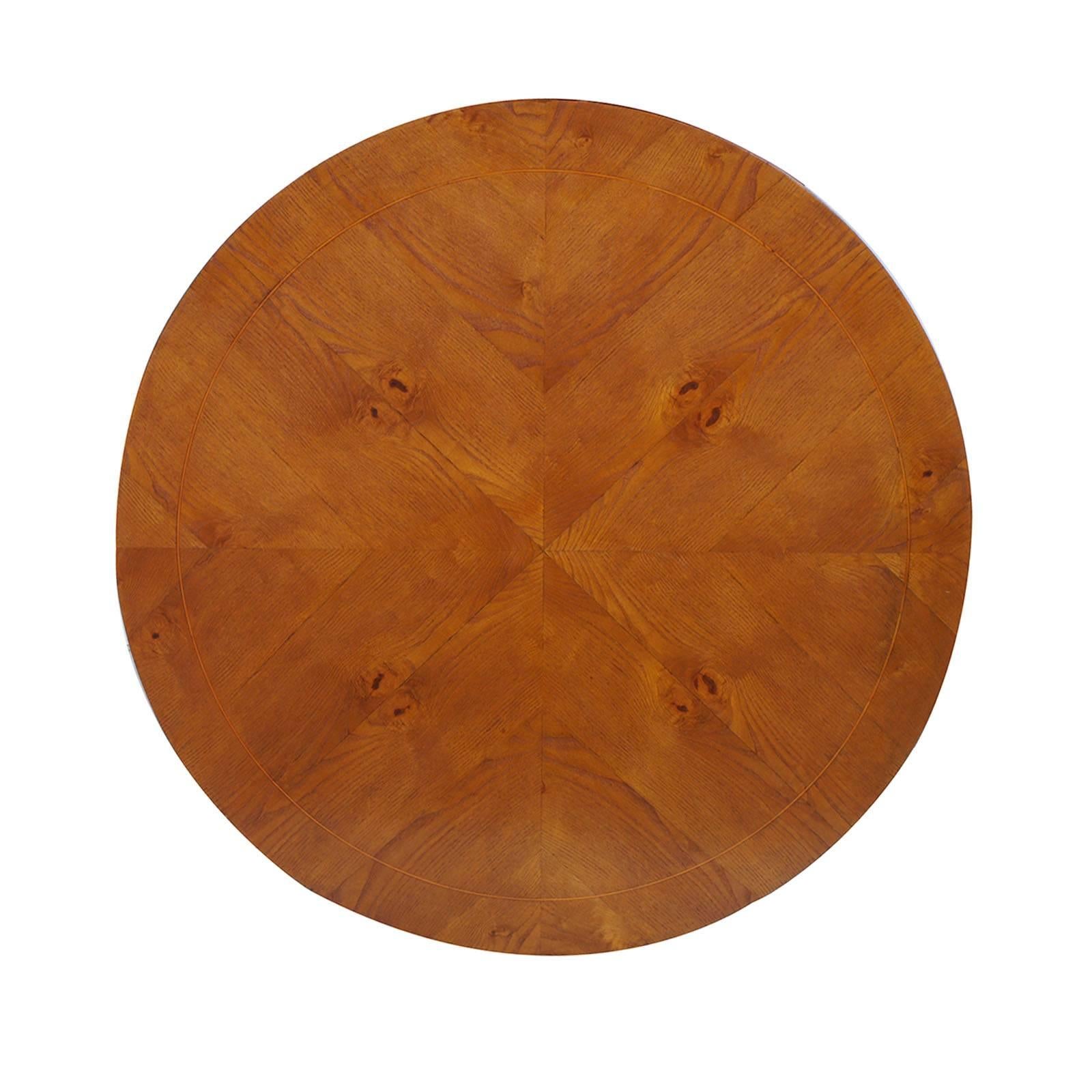 1930s Mid-Century Italian Large round centre table , service coffee table in turned walnut, with top in veneered walnut. Polished with wax.

Measure cm: H 47, Diam 116.
   