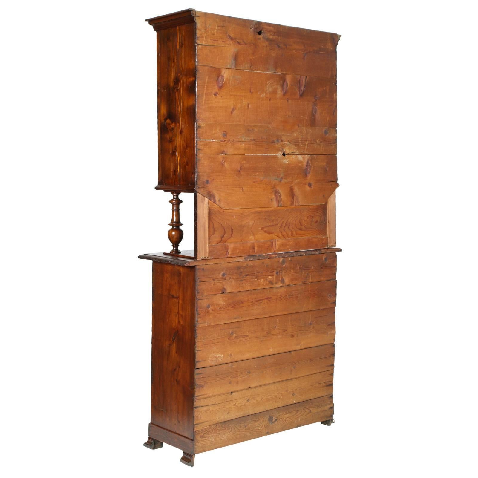 Französisches provenzalisches Vetrine-Schrank aus Nussbaum und Kiefer aus dem letzten 19. Jahrhundert, restauriert im Angebot 1