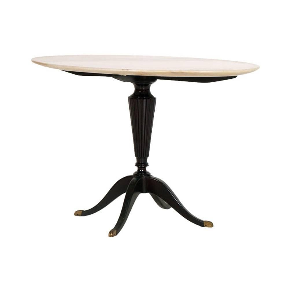 Very  elegant 1940s Italian design table by Paolo Buffa per Cassina with oval shaped rosa coloured onix top . Stunning carved stem with golden brass feet finish. The table is signed with the manufacturer's label.

Measures cm: H 50, W 72, D