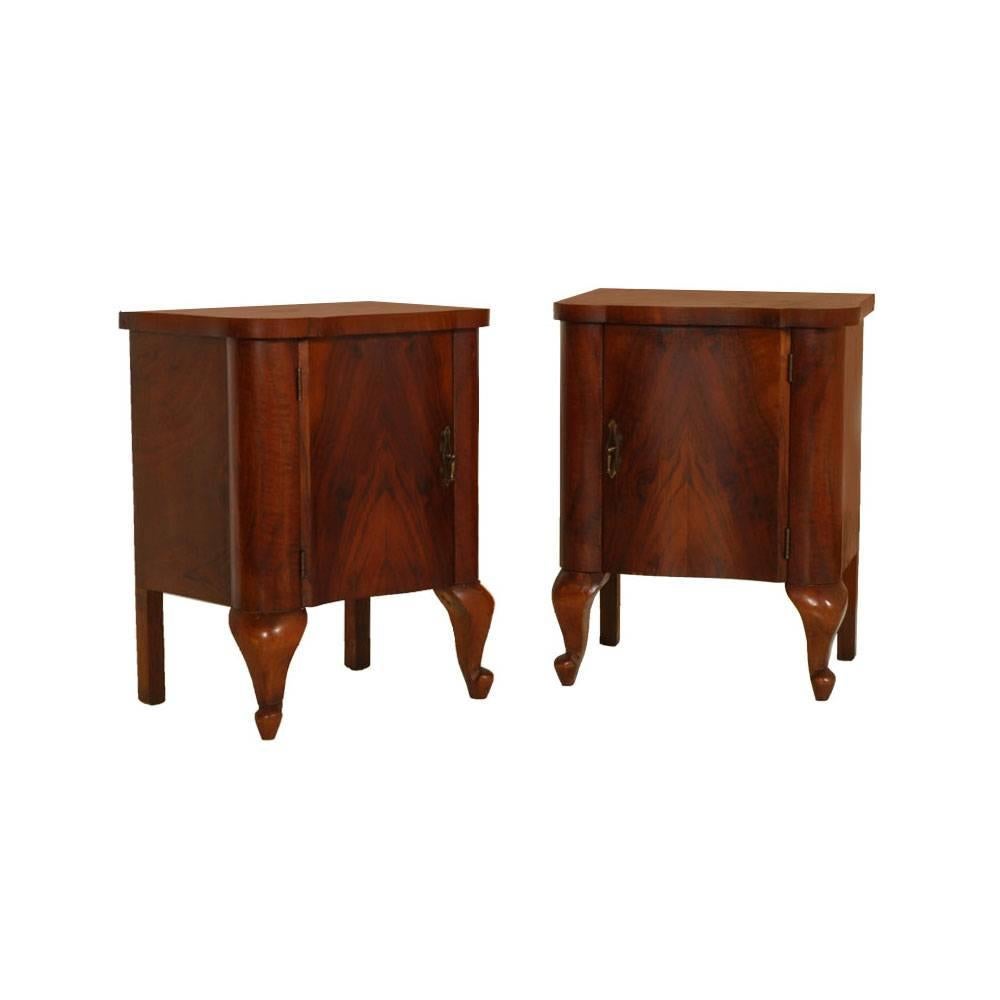 Kommoden und Nachttische im Art déco-Stil aus Nussbaum und Wurzelholz, Gaetano Borsani-Stil (Mitte des 20. Jahrhunderts) im Angebot
