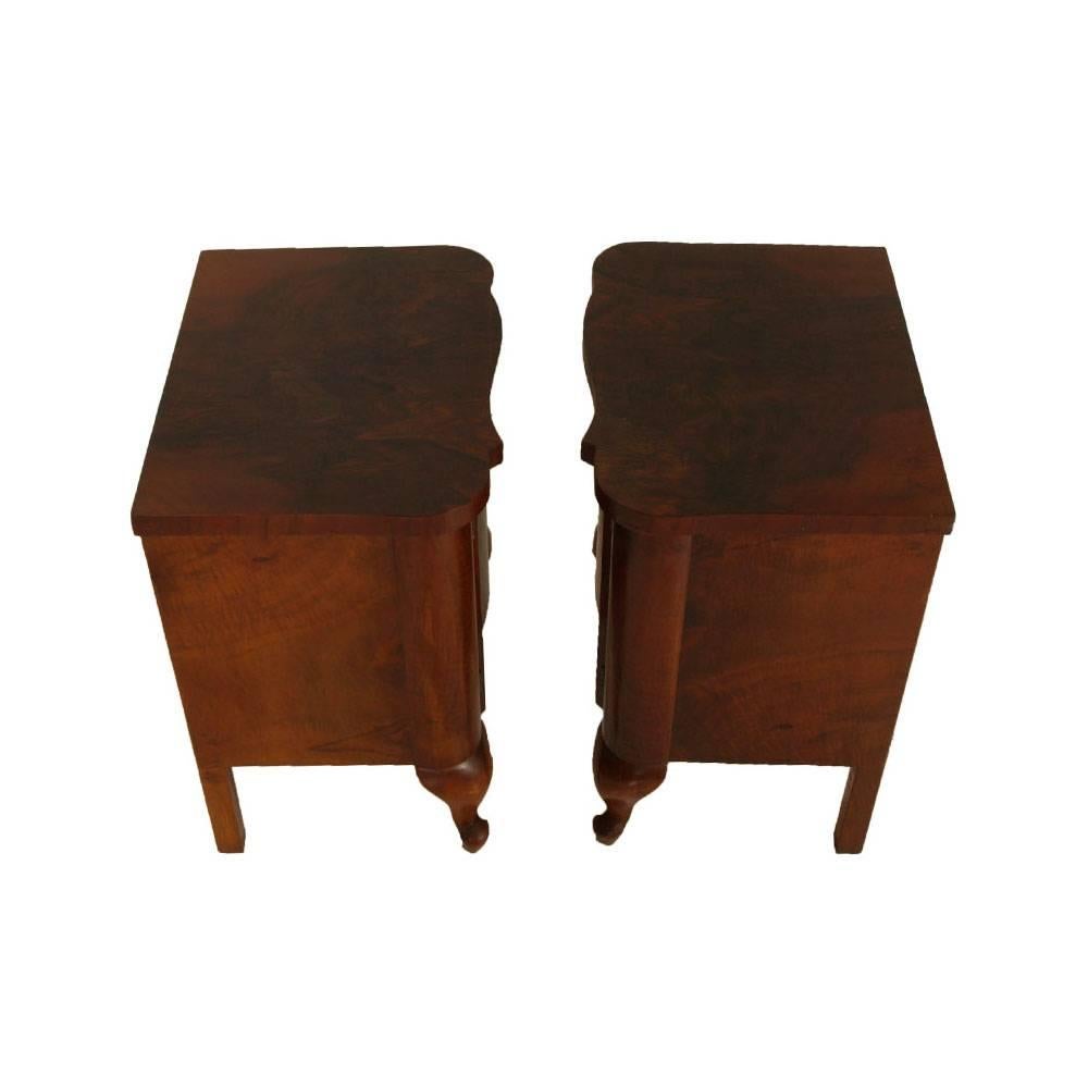 Kommoden und Nachttische im Art déco-Stil aus Nussbaum und Wurzelholz, Gaetano Borsani-Stil (Walnuss) im Angebot