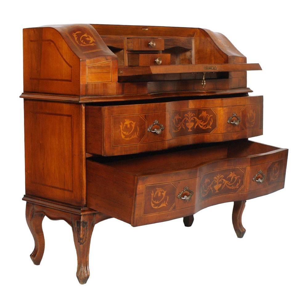 Early 20th century Bovolone - Verona - secretaire commode. In hand-carved walnut, veneer walnut with maple finely inlaid . Wax polished

Measures cm: H 88, W 90, D 35.