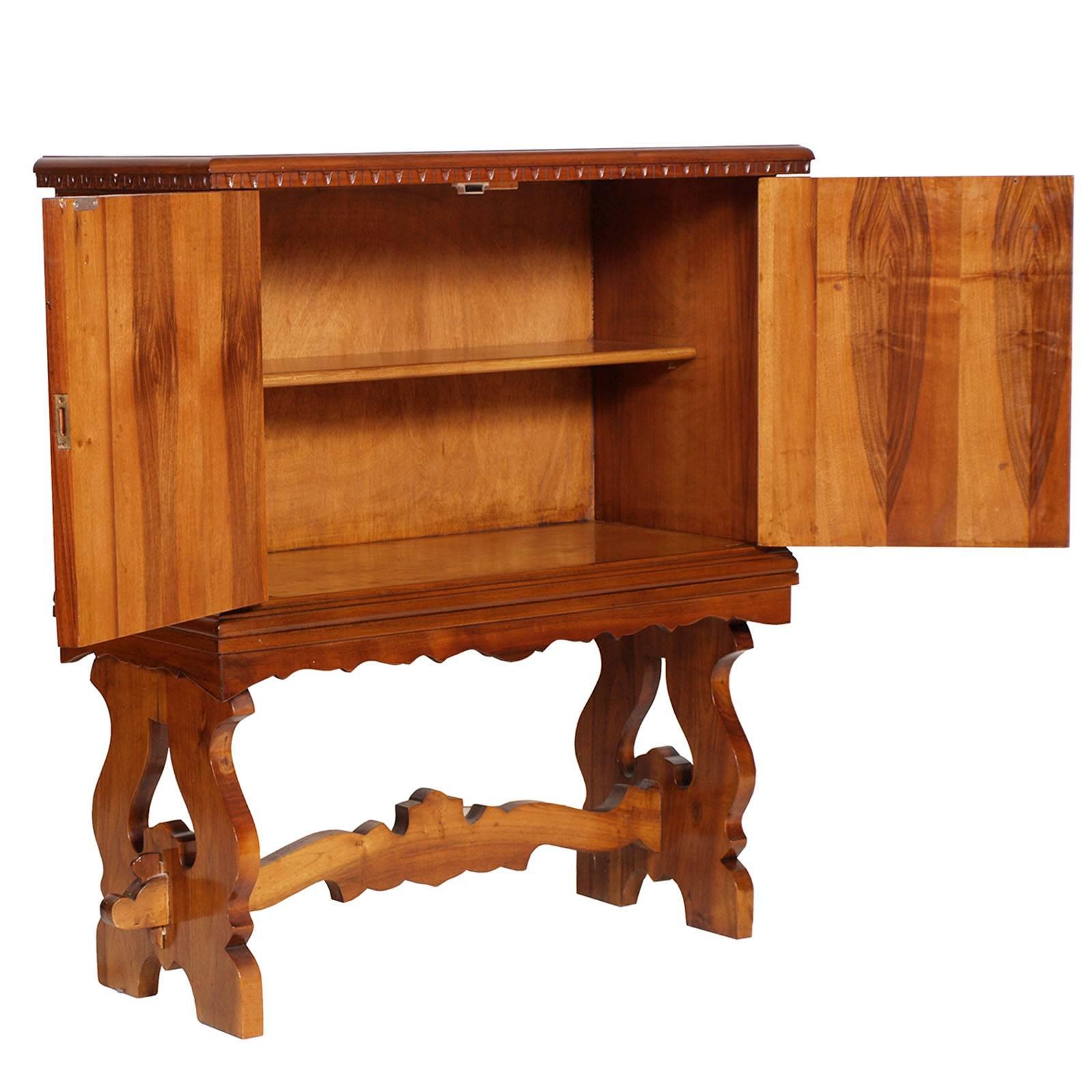 Muy útil mueble bar o armario de la Toscana renacentista de mediados de siglo en nogal macizo; pulido a la cera en excelente estado.

Medida cm: H 100, W 87, D 39.
    