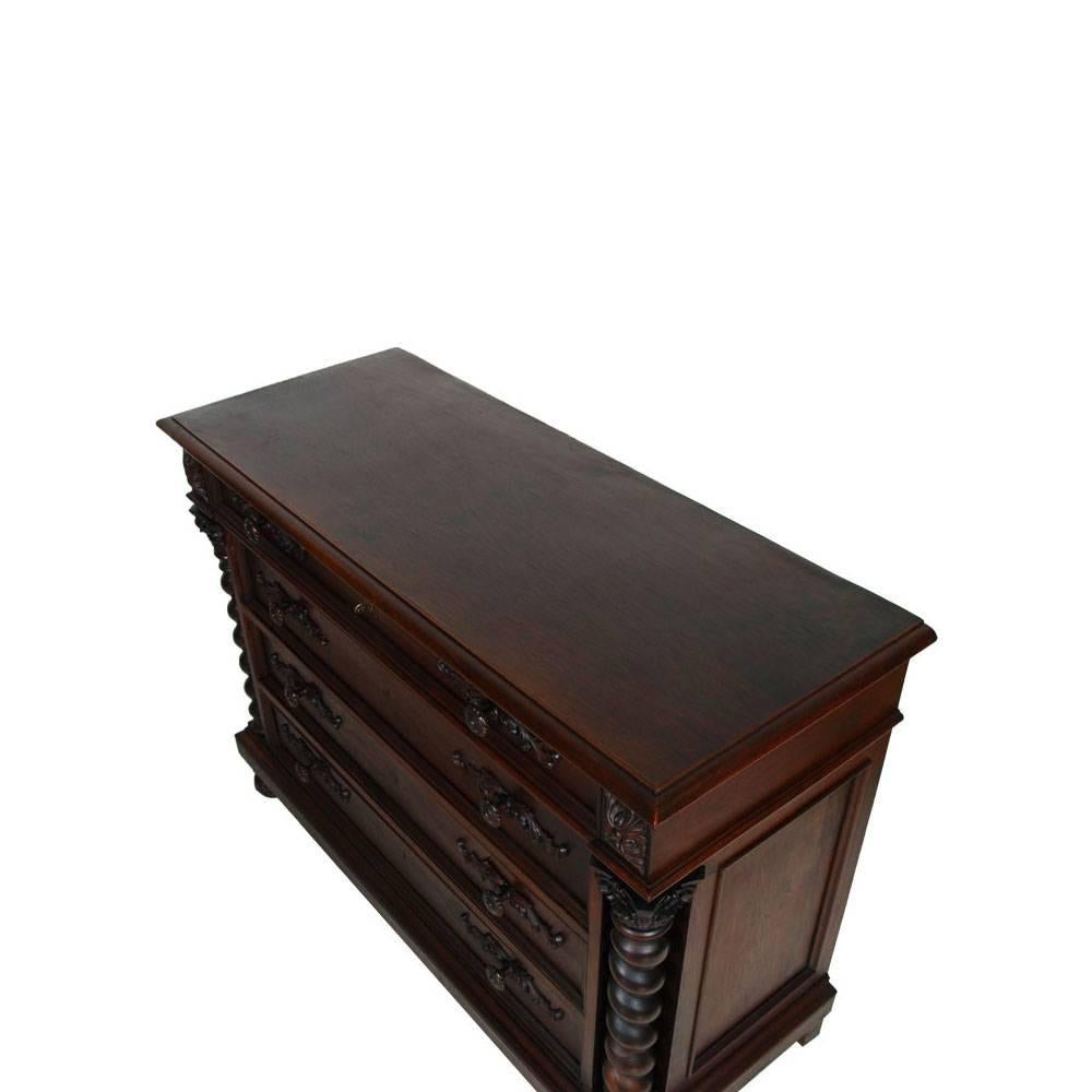 Renaissance Revival commode dresser chest of drawers in carved walnut, restored and polished to wax.

Measures cm: H 100 x W 140 x D 56.