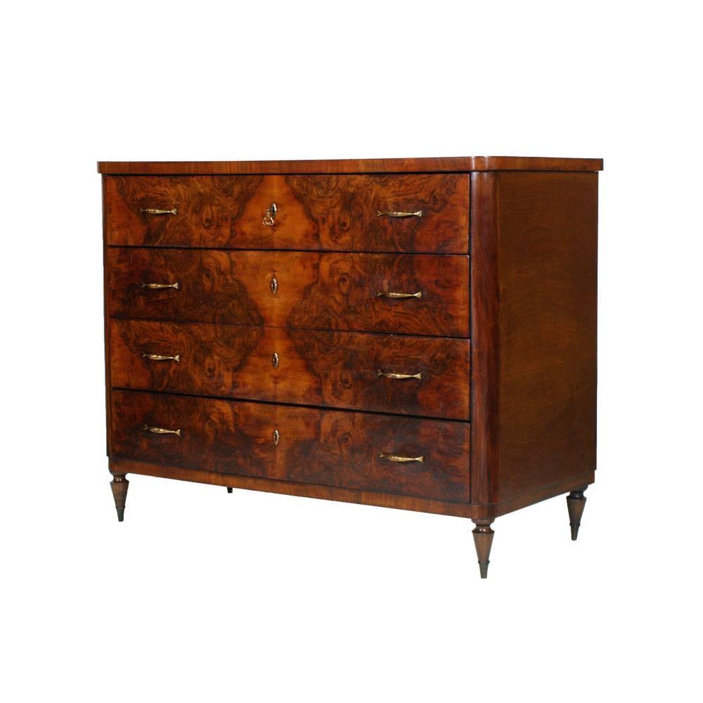 Elegante commode Art Deco italiana degli anni '20 con coppia di comodini in radica di noce 
Due comodini con commode di Gaetano Borsani, in radica di noce, con maniglia e piede in ottone dorato. 
È possibile vendere la cassettiera separatamente dai