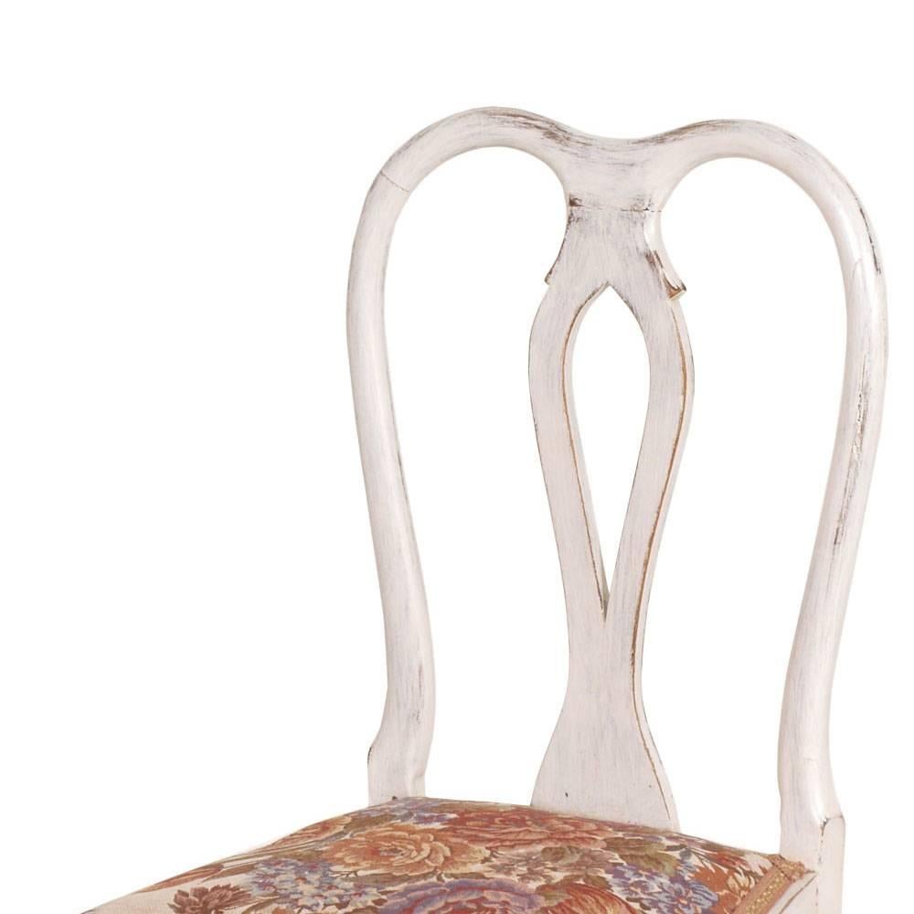 Paire de chaises italiennes du début du 20ème siècle en noyer sculpté à la main, laquées style Gustavien, restaurées, retapissées. Bonnes conditions.


Mesure cm : H 45\93 P 42 L 47.

 