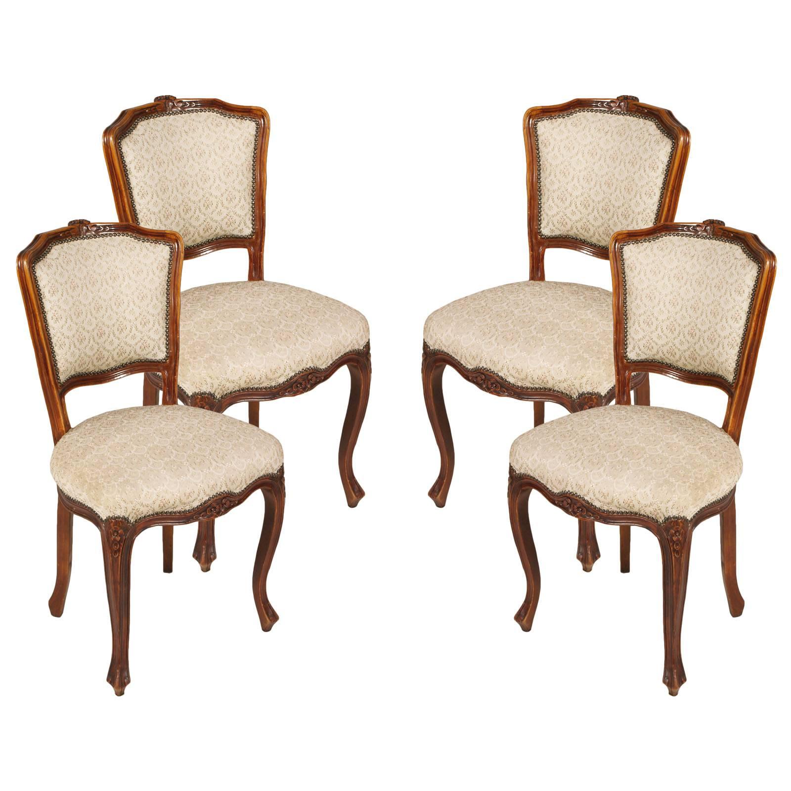 Revival Baroque Extendable Round Table with Four Chairs in Solid Carved Walnut In Excellent Condition In Vigonza, Padua