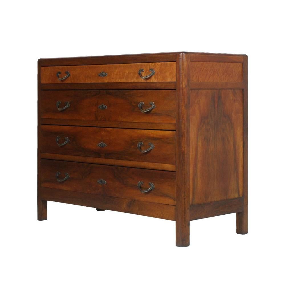 Italian Art Deco country 1920s dresser chest of drawers, mirrored, in solid walnut and burl walnut . Sanitized and wax polished
Original handles of the period 


Measures cm: 
dresser H 100 x W 126 x D 54
mirror H 80 x W 122 x D 4.