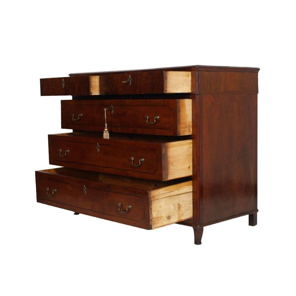 Fin du XVIIIe siècle, importante commode italienne ancienne, en noyer massif, avec incrustation sur les tiroirs avant. Polissage à la cire
Commode aux lignes essentielles, très élégante, à la patine exceptionnelle. Les guides des tiroirs sont