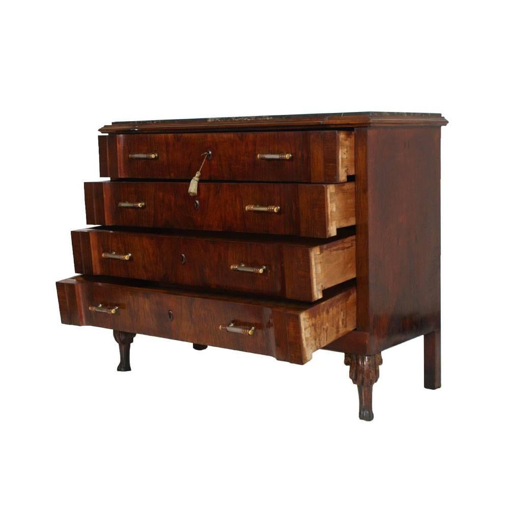 1920s Venetian eclectic Bella Epoque period, commode dresser in carved walnut and burl walnut with marble top. Restored and polished with wax. Original handles of the time.

Measures cm: H 100, W 125, D 53.