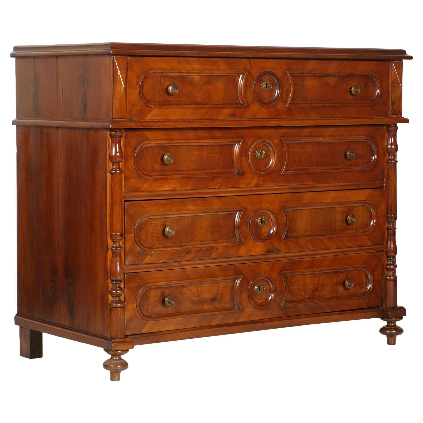 Italian elegant and important Lombard (from Lissone-Milan-)  commode, Mironi e Fossati attributable from the Mid nineteenth century, in blond walnut and walnut veneer. Wax polished. Perfect conditions.

Measure cm: H 110 W 136 D 66.
   