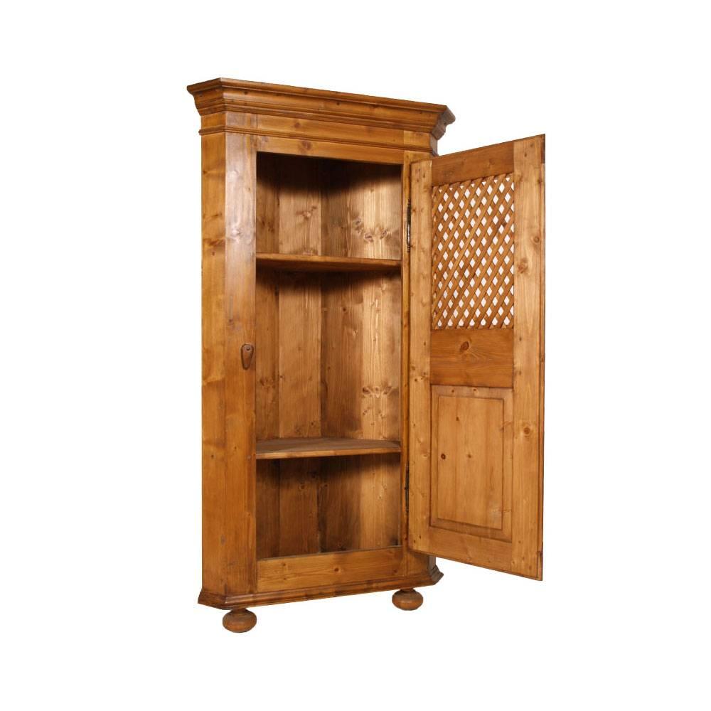 Antique Tyrolean country corner rustic cupboard, in solid wood pine, restored and finished to wax.
Interior shelves, on request, can be arranged at different heights

Measures cm: H 174, W 95, D 60 x 60.
 