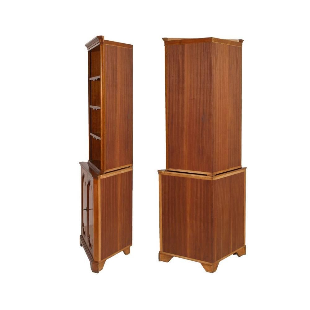 Neoklassischer Eckschrank aus Nussbaum, poliert mit Wachs, Mid-Century Modern (Italienisch) im Angebot