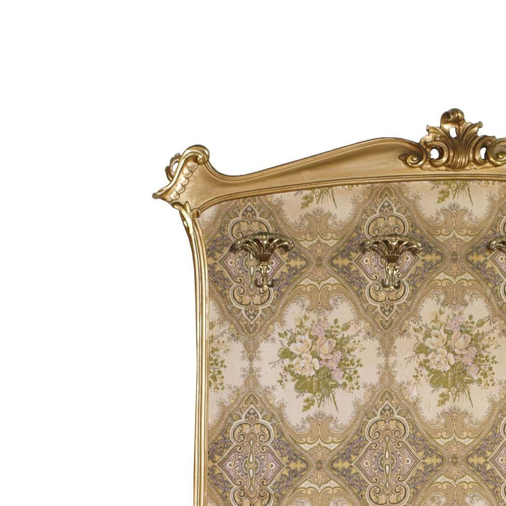 barocke venezianische Kleiderbügel aus handgeschnitztem Nussbaum mit Blattgoldverzierung aus dem 18
Fortuny-Seidengewebe aus dem frühen 900

Maße: cm H 165, B 140, T 10.