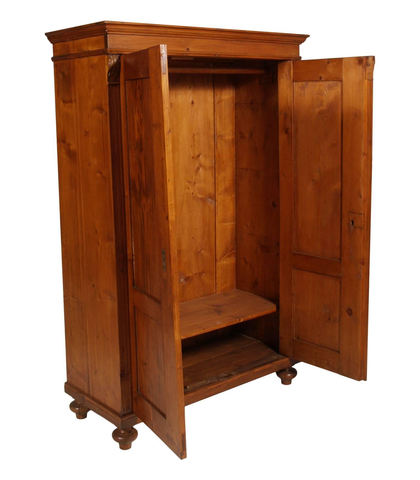 Antique country Tyrolean armoire  of  late 19th century in solid wood of pine restored and wax polished

Measures cm: H 180 x W 116 x D 52.