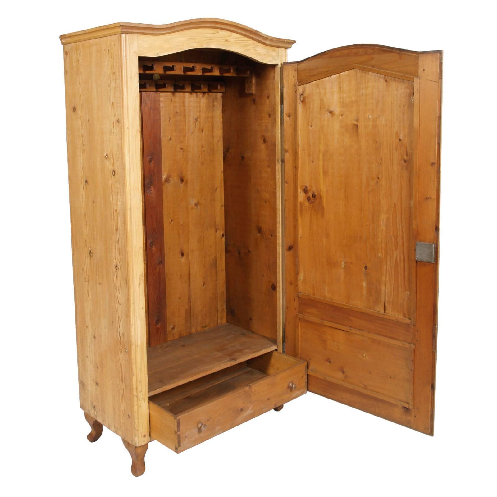 Late 18th century antique wardrobe armoire cupboard in solid wood. All in whitened solid larch the external part and walnut-colored internal parts and legs
The legs, are in walnut, all the other pieces in larch.
The aesthetic result is very