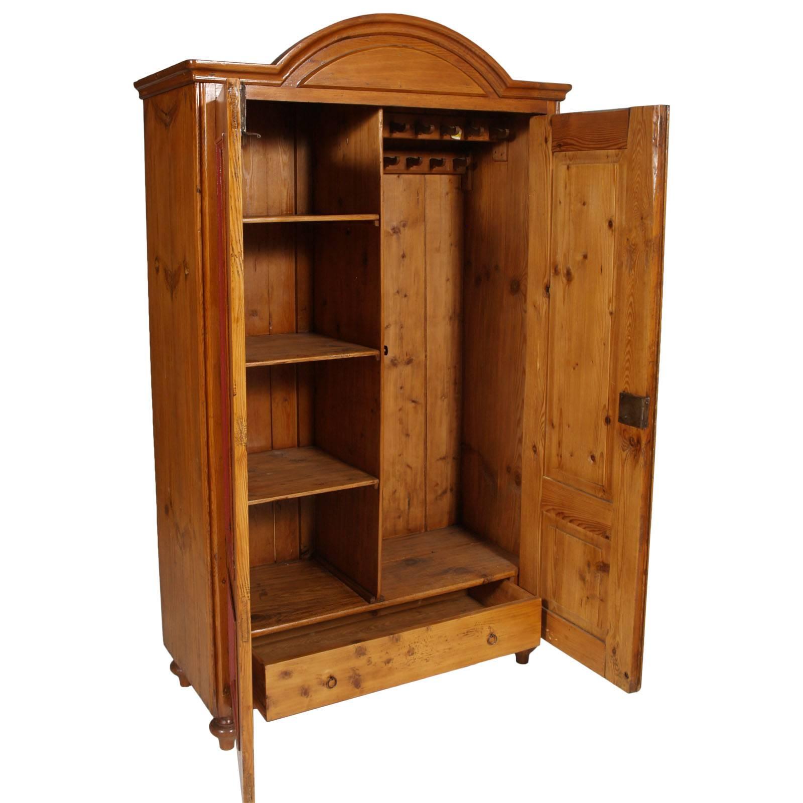 Austrian 1860s wardrobe cabinet cupboard all original, in solid wood with dresser, restored polished to wax

Measures cm: H 195, W 115, D 52.