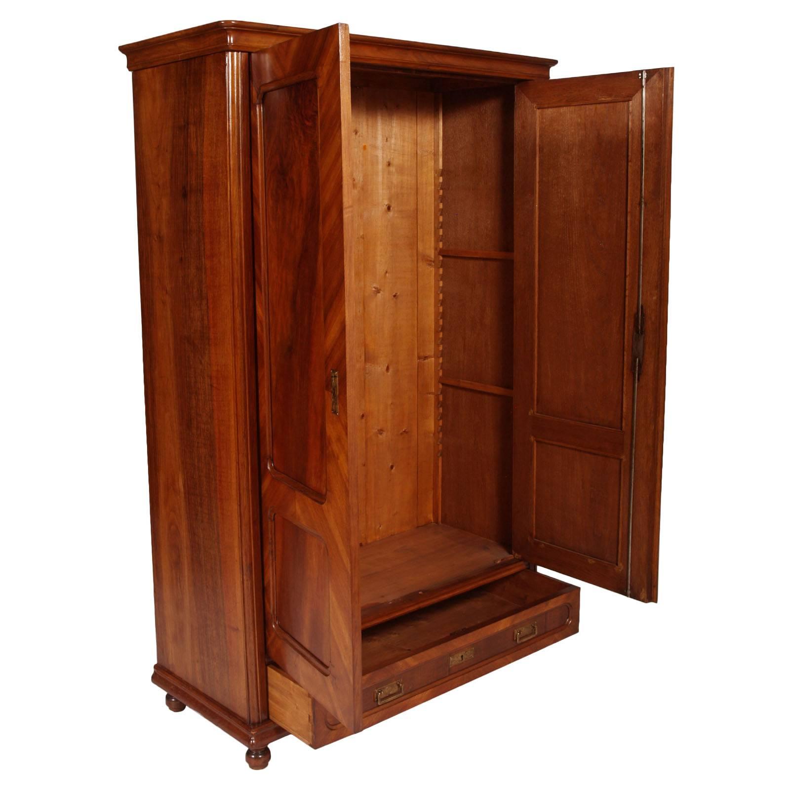 Italy Mid-19th century elegant Louis Philippe armoire or bookcase cabinet, in blond walnut and veneered walnut , restored and finished to wax

Measures cm: H 190, W 125, D 54.