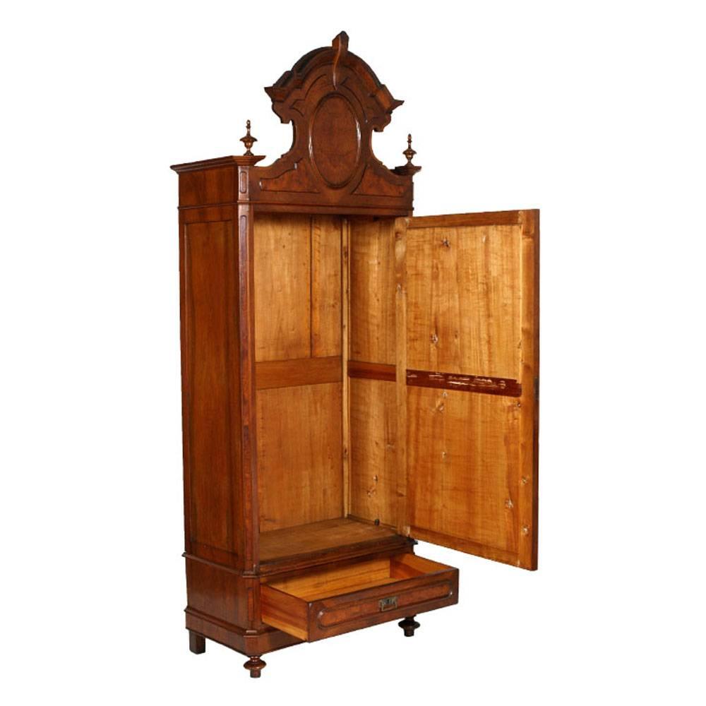 Italienische 1850er original Louis Philip Kleiderschrank Schrank, Bücherregal, gespiegelt in geschnitztem Nussbaum.
Restauriert und auf Wachs poliert.
Auf Wunsch verwandeln wir es in eine wunderbare Vitrine, ein Bücherregal, ersetzen den Spiegel