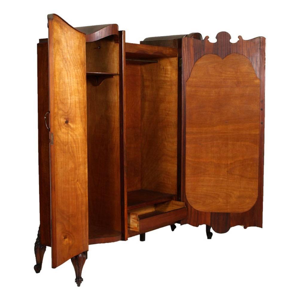 Belle Époque elegant 1910s Baroque Revival Venetian wardrobe cupboard with mirror in hand-carved walnut and burl walnut applied. Attributable Vincenzo Cadorin Atelier.
Restored and polished to wax

Measures cm: H 210, W 190, D 55.
